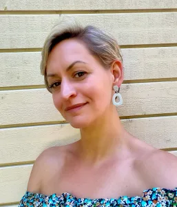 Katja Maurer, Gründerin von Lucy + Lila Design, mit handgemachten weissen Ohrringen