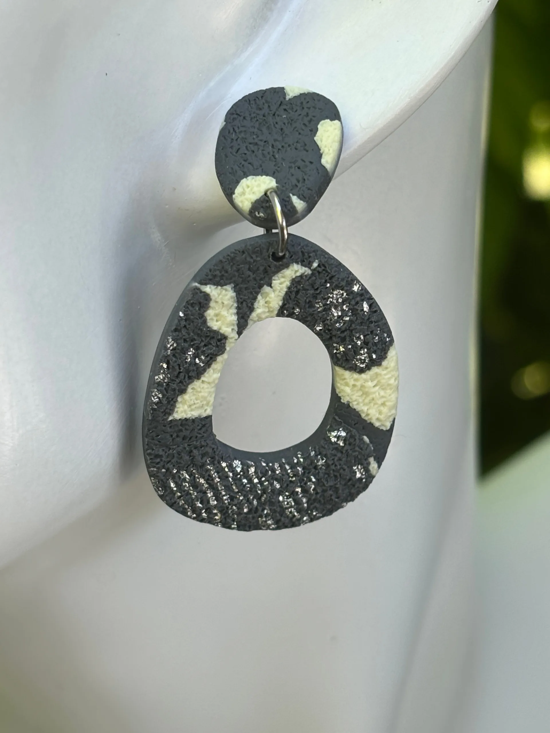 Berlin Ohrringe schwarz weiss, Detailansicht handgefertigt aus Polymer Clay