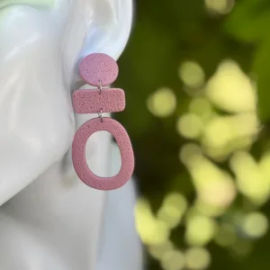 Blush Boss Ohrringe rosa, gross und auffällig, getragene Ansicht