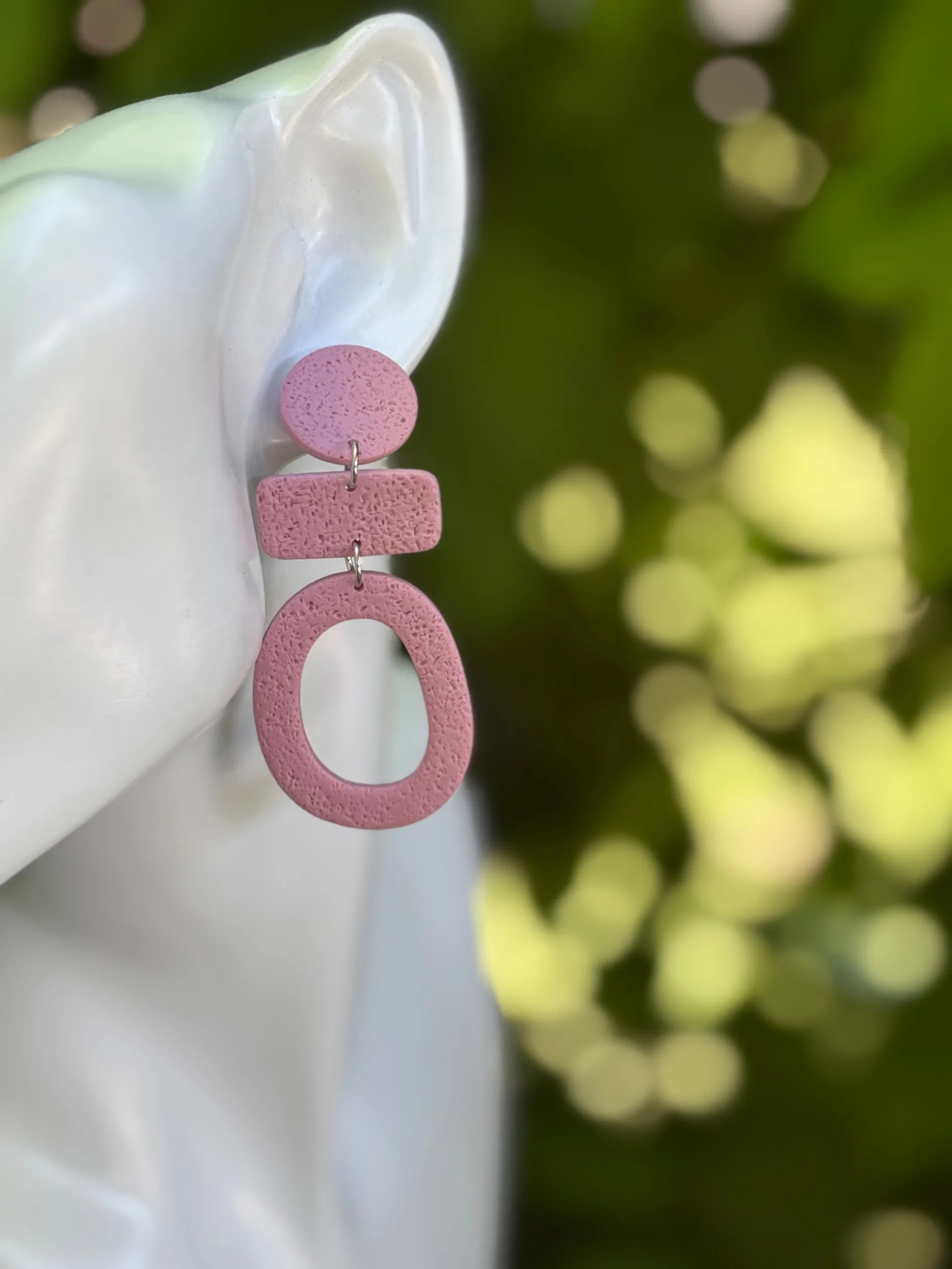 Blush Boss Ohrringe rosa, gross und auffällig, getragene Ansicht