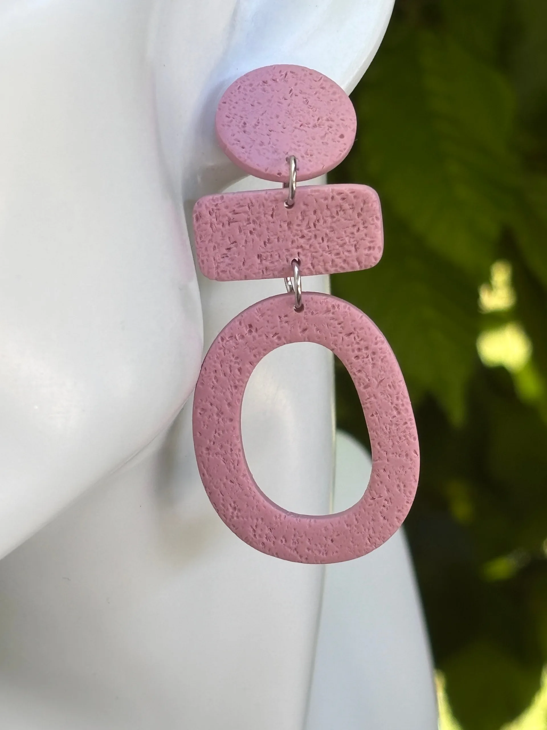 Blush Boss Ohrringe rosa, Detailansicht aus Polymer Clay