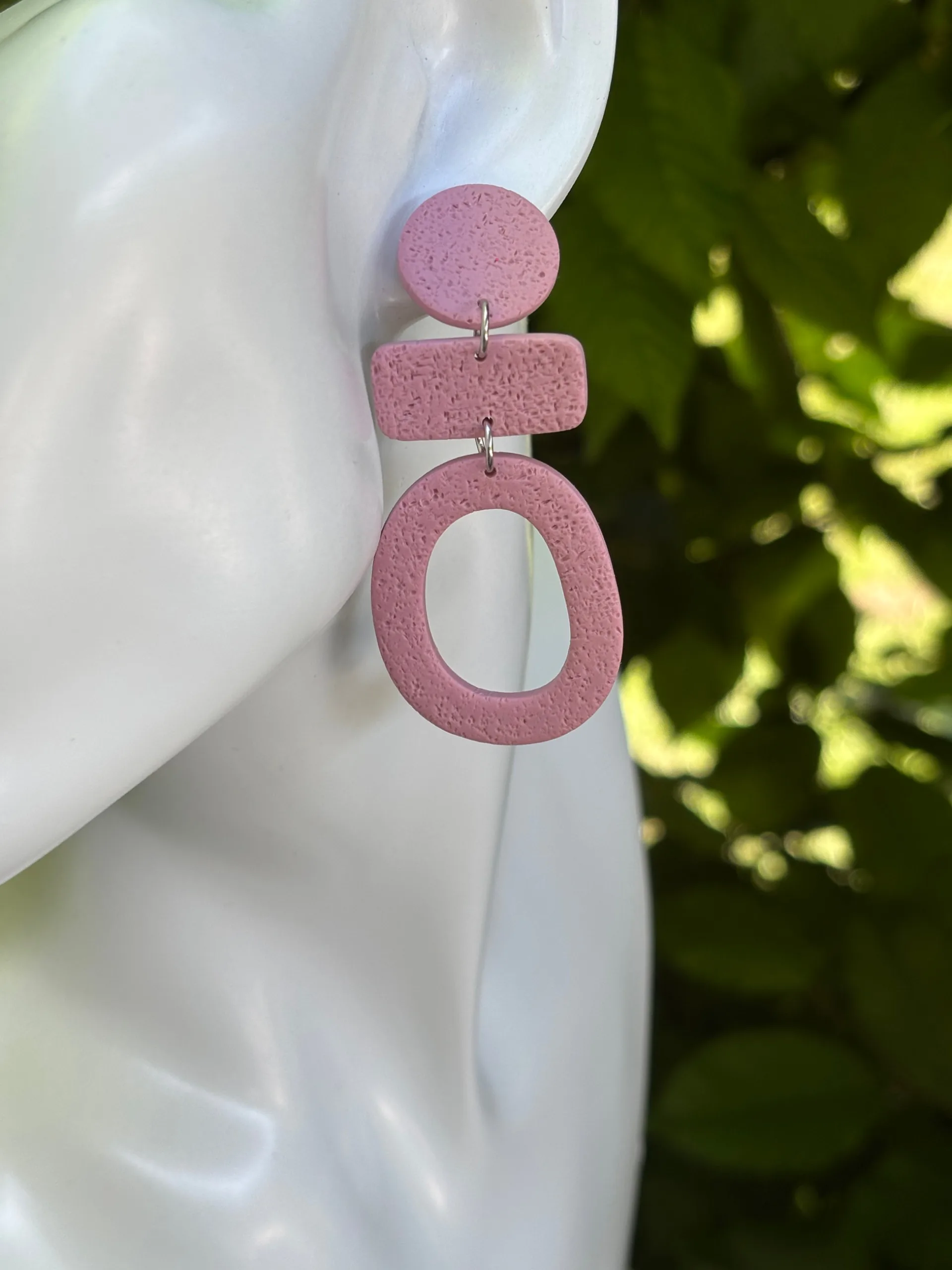 Blush Boss Ohrringe rosa, Nahaufnahme am Ohr