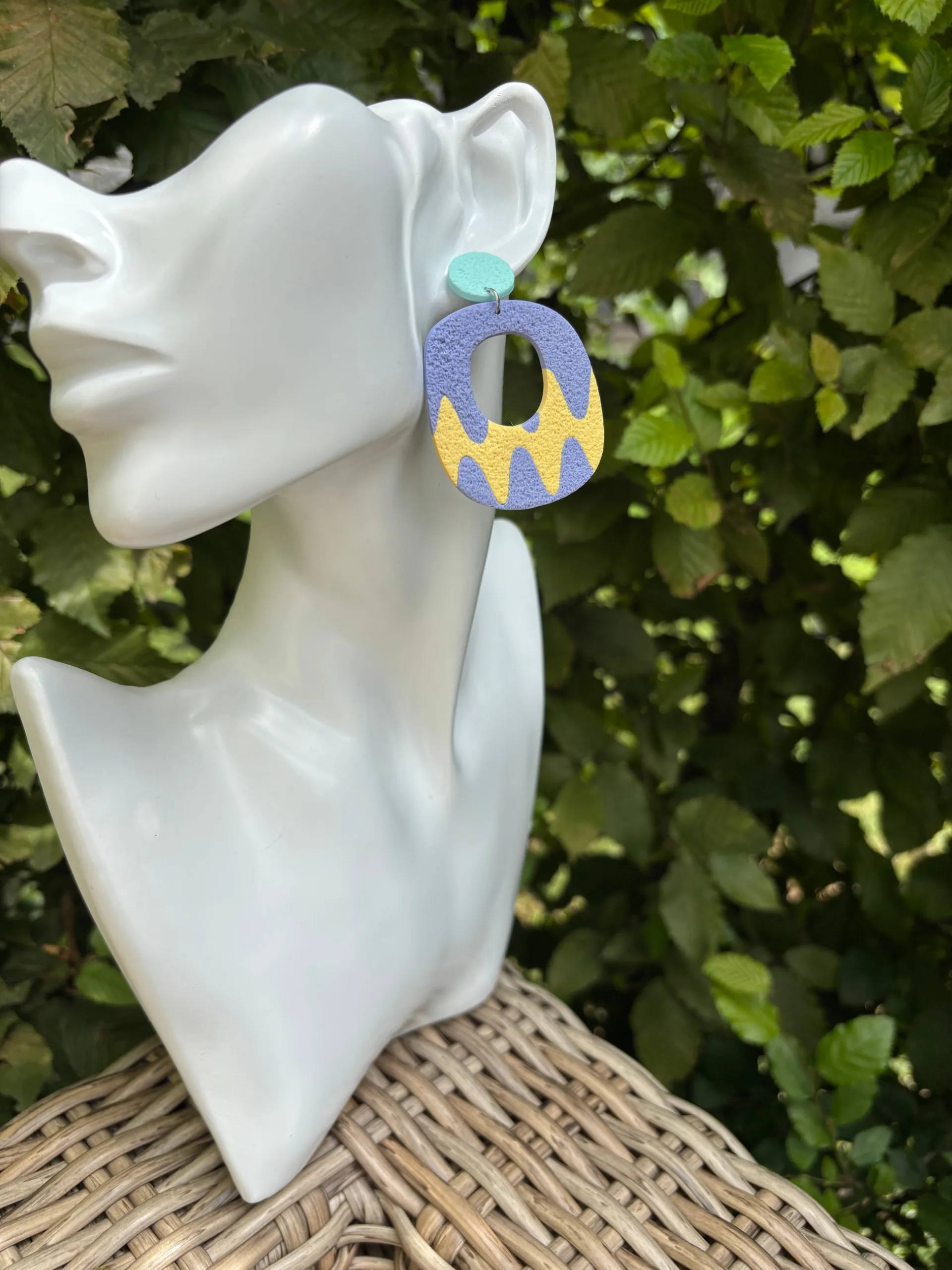 Bold Babe Ohrringe blau gelb, Detailansicht aus Polymer Clay