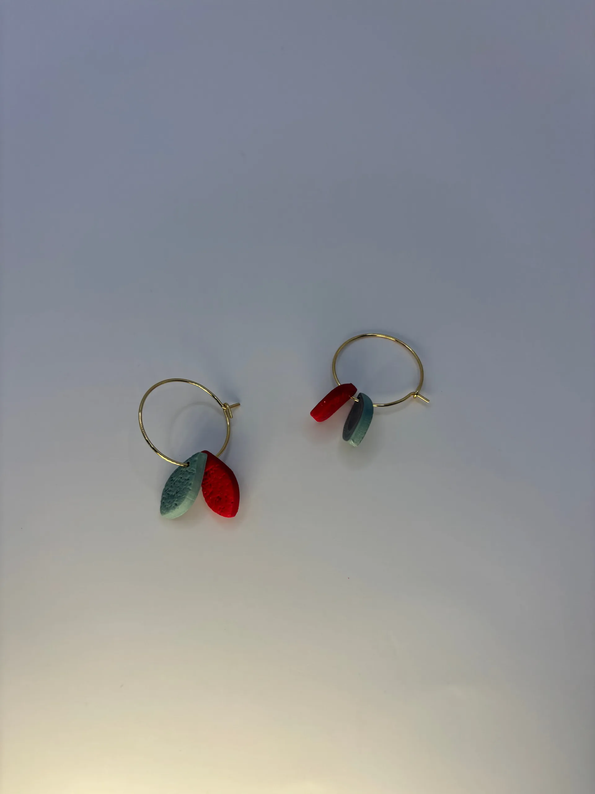 Double Power Ohrringe bunt, Detailansicht handgefertigt aus Polymer Clay
