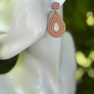 Dubai Ohrringe rosegold glitzernd, getragene Ansicht am Ohr