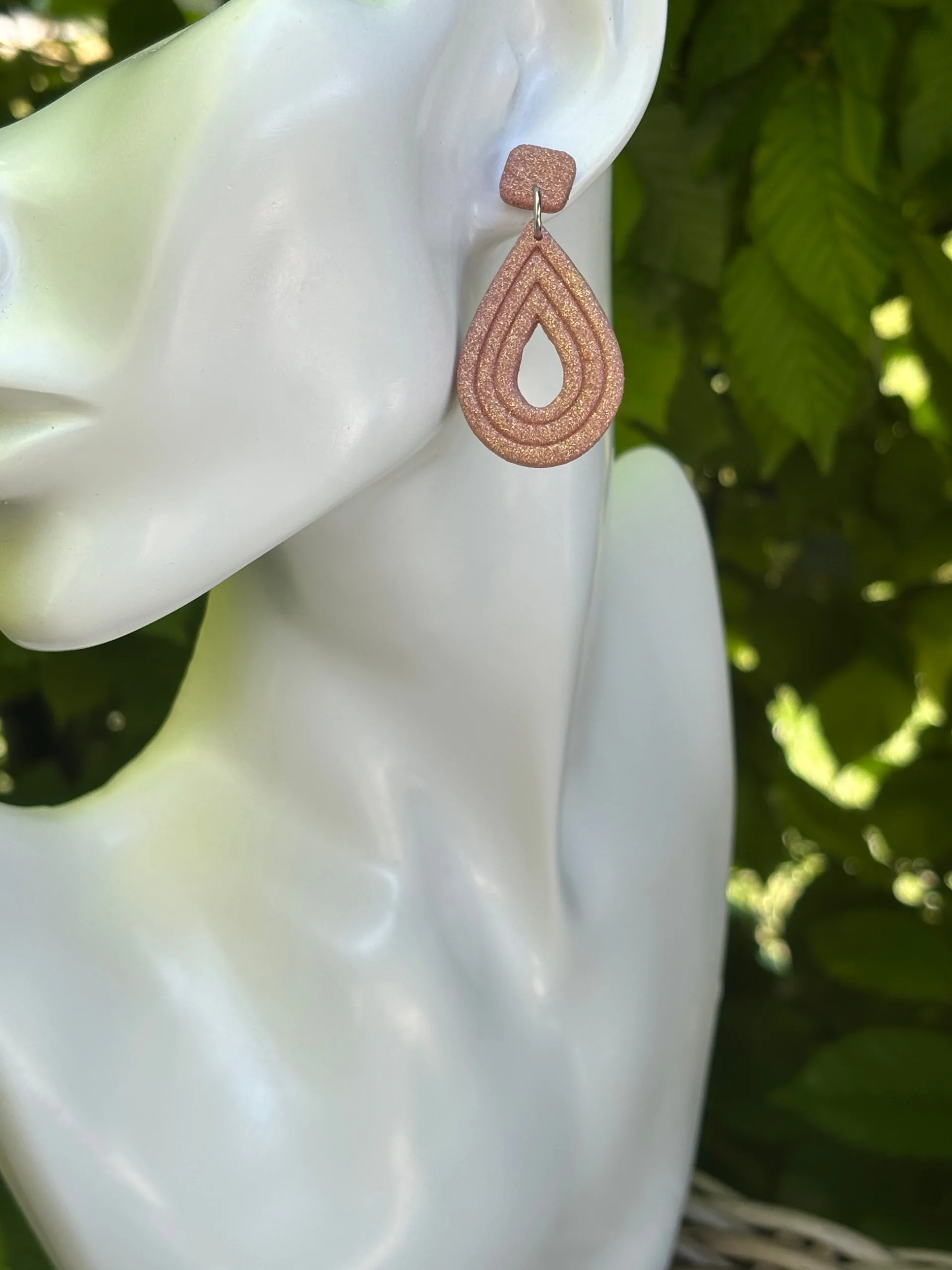 Dubai Ohrringe rosegold glitzernd, Detailansicht aus Polymer Clay