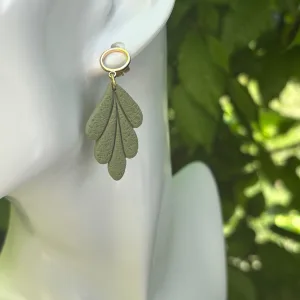 The Seed Ohrringe grün in Blattform, getragene Ansicht am Ohr