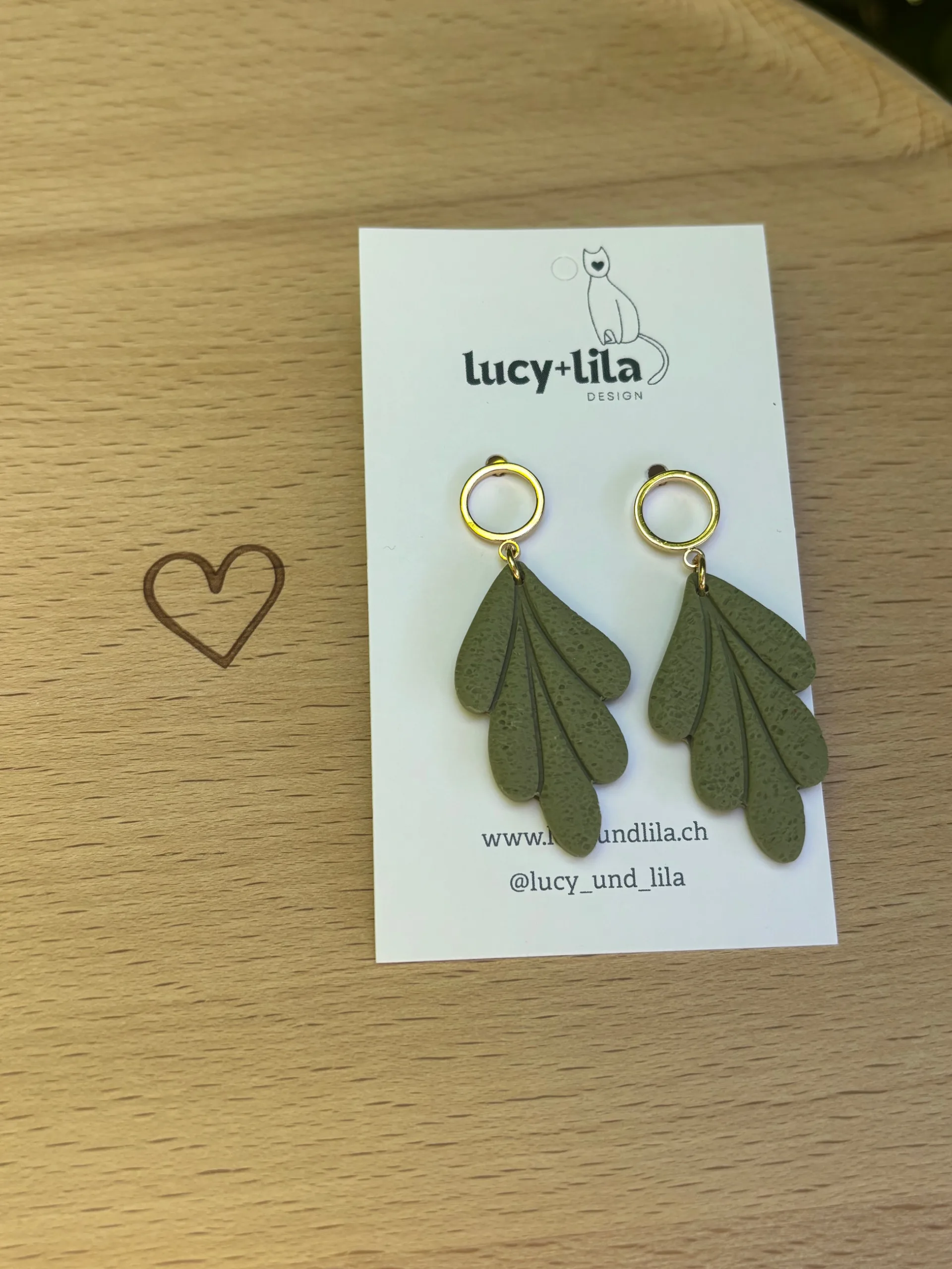 The Seed Ohrringe grün an LucyundLila Karte, handgefertigt